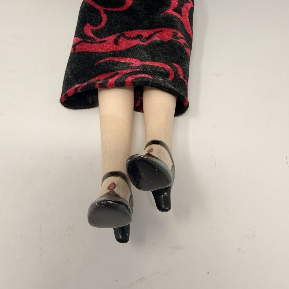 Vintage Style Porcelain Boudoir Lady Doll Red Black Fur Trim Damask Robe 19" - Picture 8 of 15